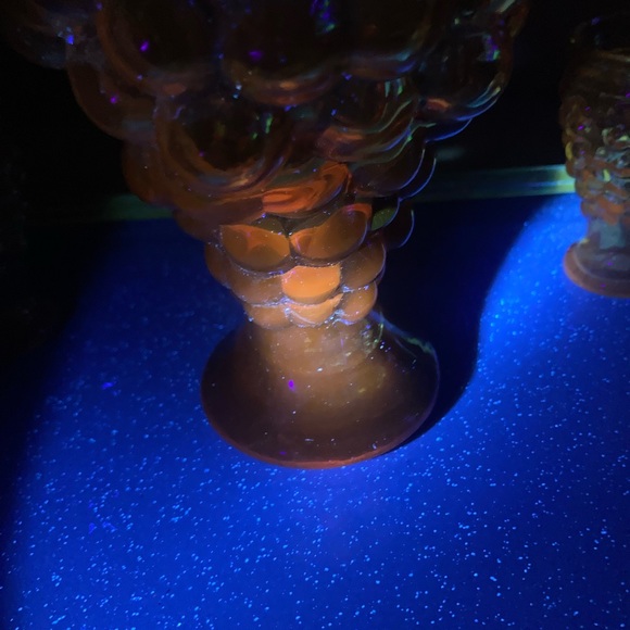 Vintage amber glass decanter and cup set UV reactive grape motif - Picture 11 of 14